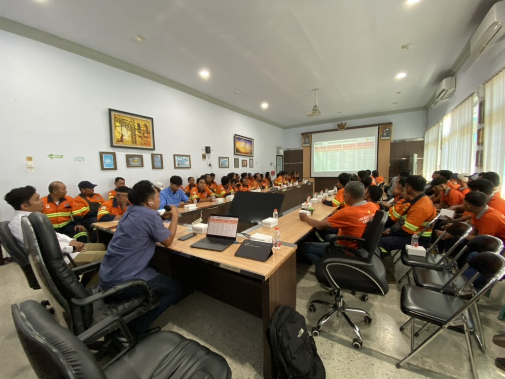 Material presentation by ULTG Jember's manager